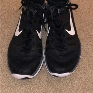 Black Nike tennis shoes